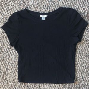 Cropped black ribbed t shirt
